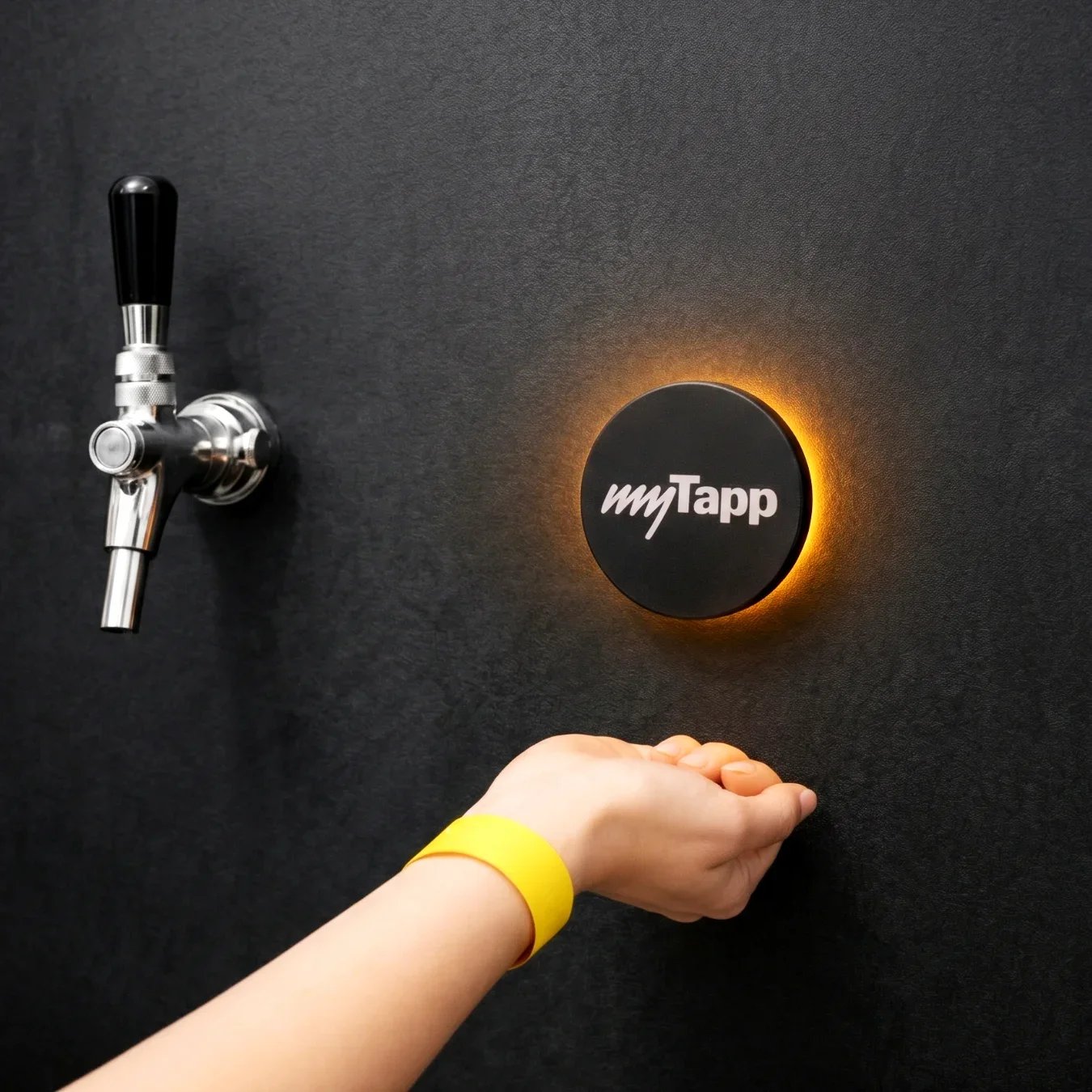 Mulher aproximando a pulseira do leitor RFID para acionar torneira de chope myTapp