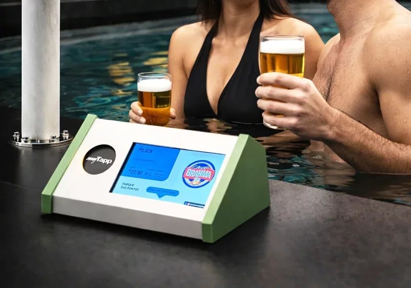 Detalhe do módulo myTapp com tela e leitor RFID para estações em ambientes molhados