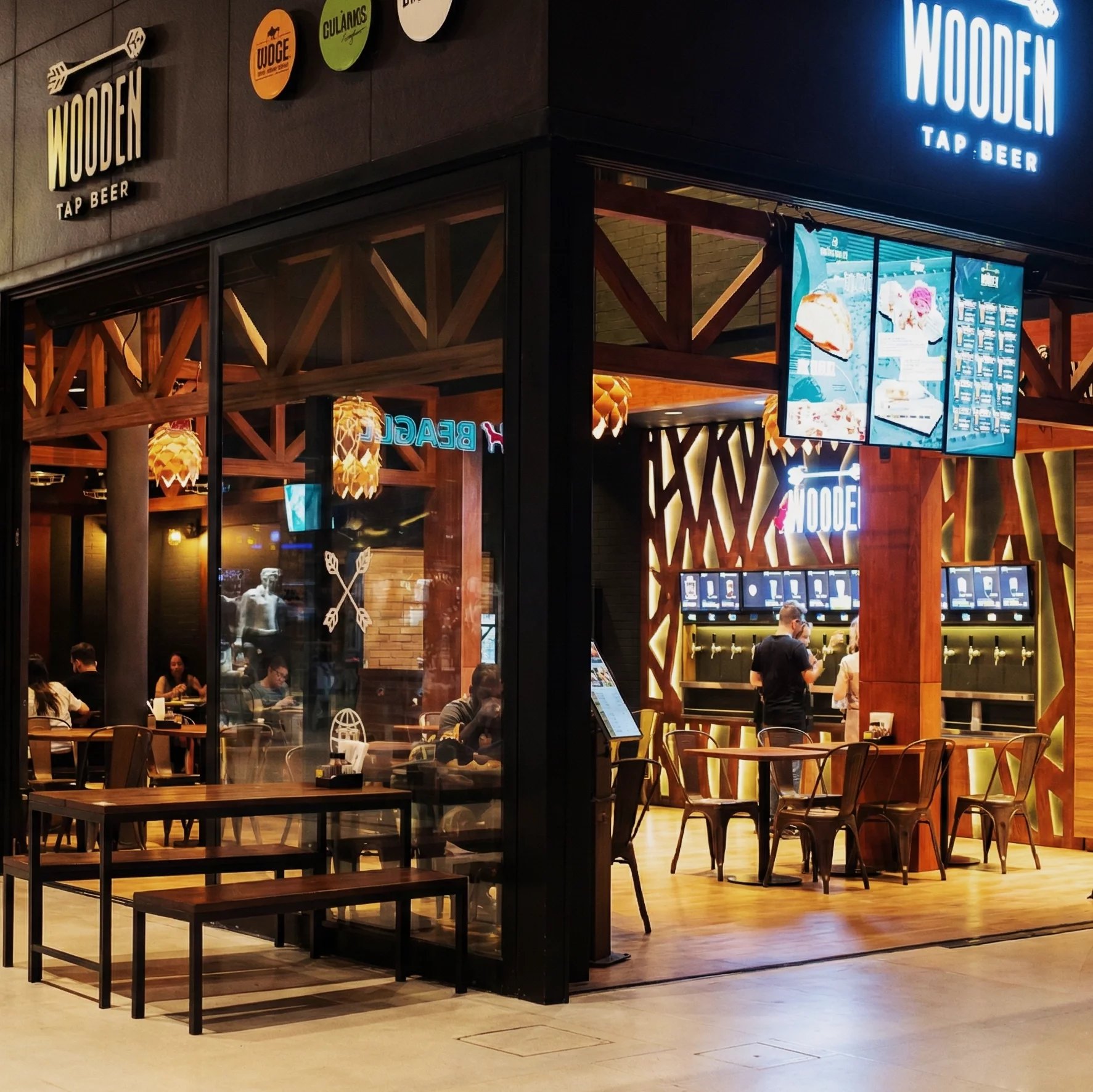 Sistema mytapp implementado no bar Wooden no aeroport de Florianópolis