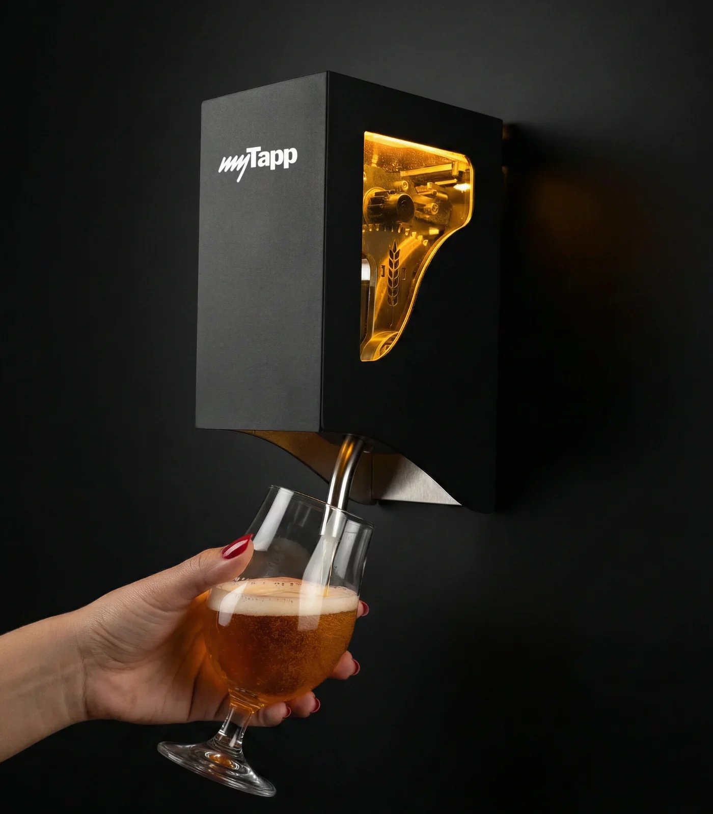 Mao servindo um copo de chopp na torneira automatizada myTapp FAST