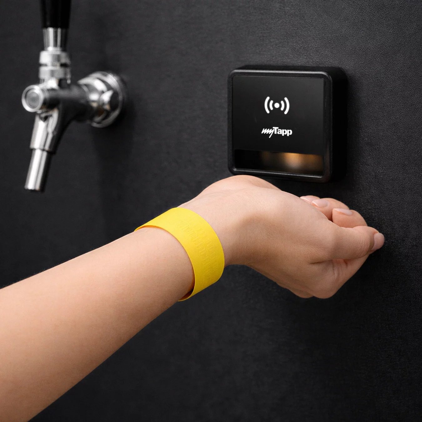 Mulher servindo um copo de chopp no myTapp FAST, fundo escuro e lateral com visor transparente